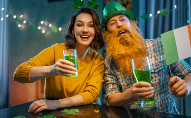 庆祝圣帕特里克节的情侣图片下载