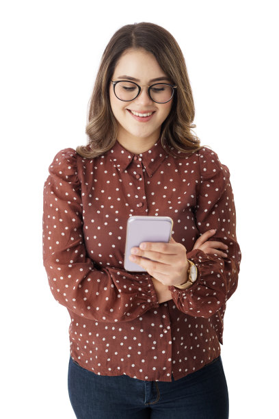 快乐的大学生站着用手机微笑图片下载