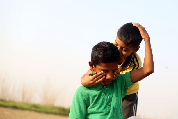 孩子在耳边嘀咕着什么图片下载