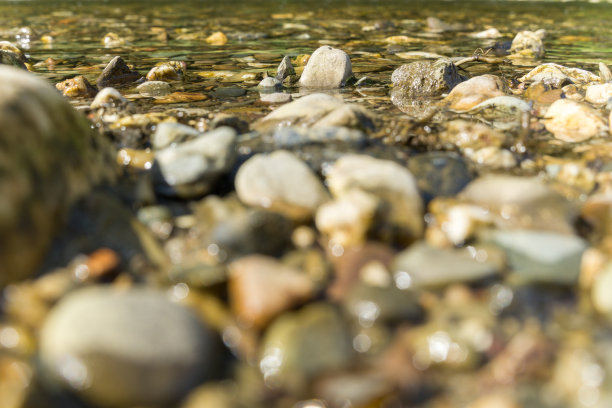 浅水中的石头和卵石具有温和的波浪作用图片下载