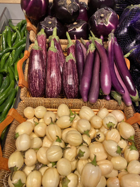 市场摊位上有有机蔬菜、茄子、青椒图片下载