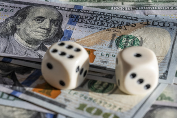 百元钞票上的骰子作为背景图片下载