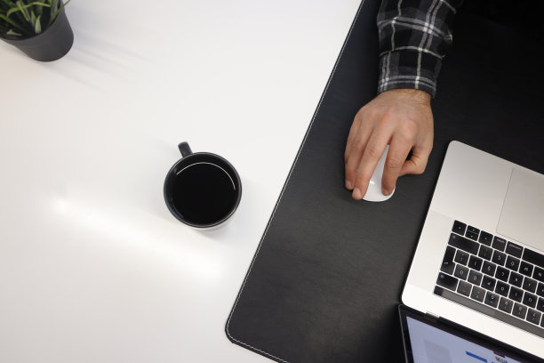 商人在笔记本电脑和拷贝空间工作图片下载