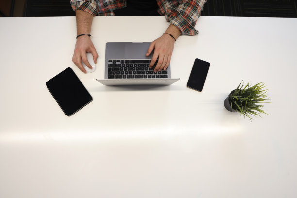 商人在笔记本电脑和拷贝空间工作图片下载