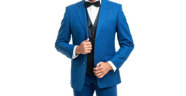 穿着蓝色西装，打着领结的小不点。商人孤立于白色。正装上司图片下载