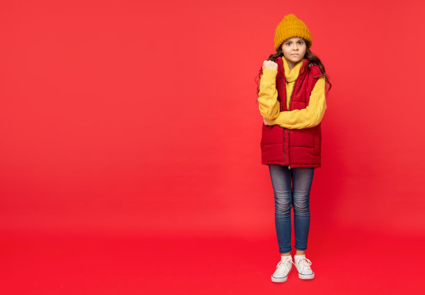 全长的孩子穿着暖和的衣服。表达情感。冬天的时尚。副本的空间。图片下载