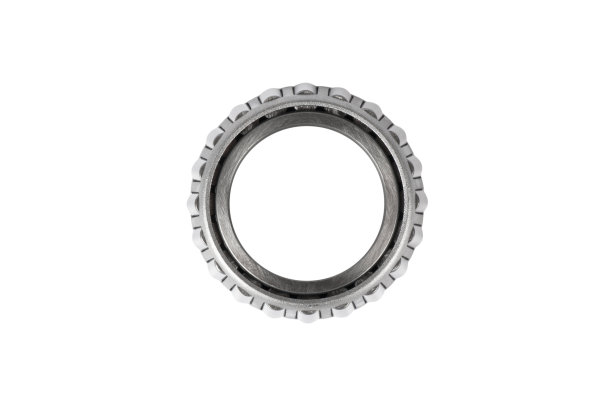 金属银球轴承与球在白色孤立的背景。工业轴承。设置隔离球轴承在白色上。不锈钢金属辊。备件图片下载