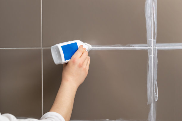 把墙砖的接缝处涂上油漆图片下载