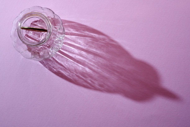 粉红色背景上的玻璃保存罐的顶视图图片下载