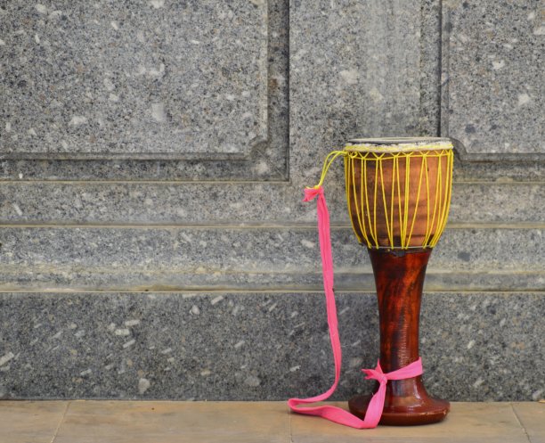 泰国长鼓是一种泰国乐器，由黄金柚木制成图片下载