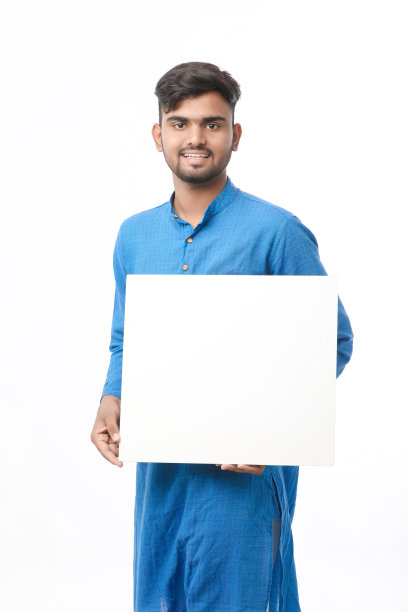 穿着传统服装的印度男子，在白色背景上展示板。图片下载