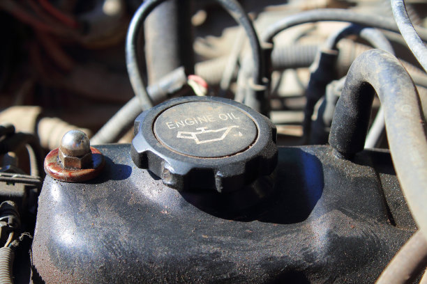 肮脏的汽车引擎。机油。特写镜头。背景。纹理。图片下载