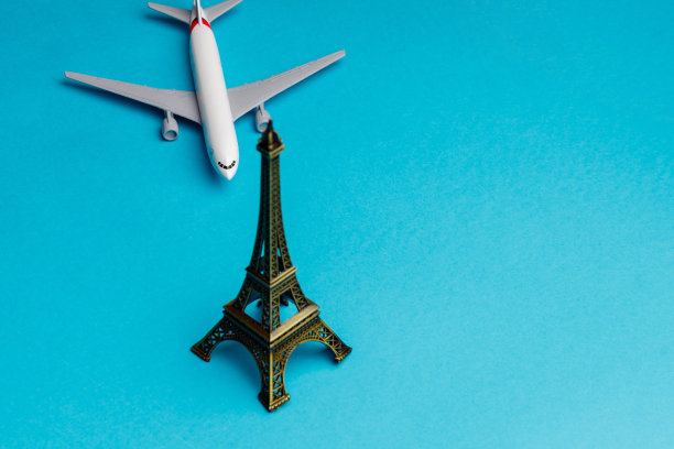 乘飞机旅行的概念。一架白色的玩具飞机正在飞行。前视图。青绿色的背景。一个拷贝的地方。自由空间图片下载