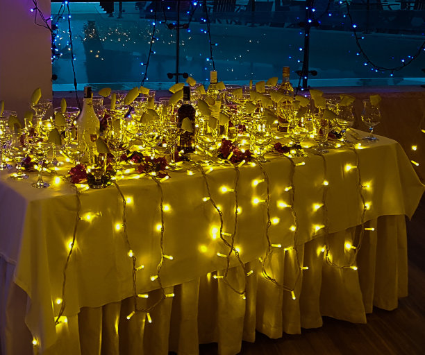 装饰着小彩灯的餐桌图片下载