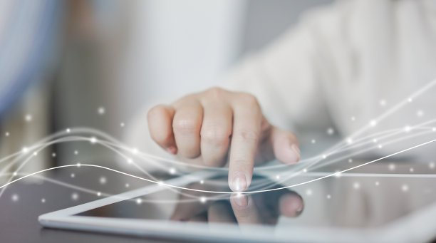 近距离的年轻女性手触屏在数字平板电脑上搜索或工作与未来线对数字转型的商业和技术概念图片下载