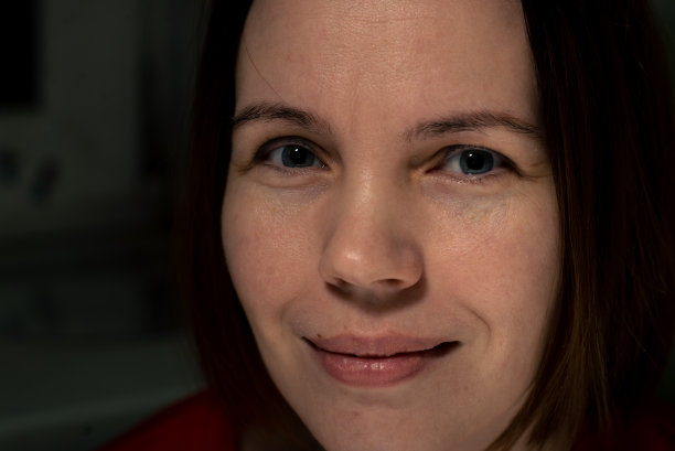 一位中年妇女微笑着。40多岁不化妆的漂亮女人。特写镜头。图片下载