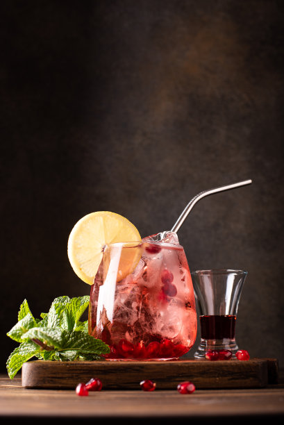 石榴汁鸡尾酒和浓郁的石榴利口酒图片下载