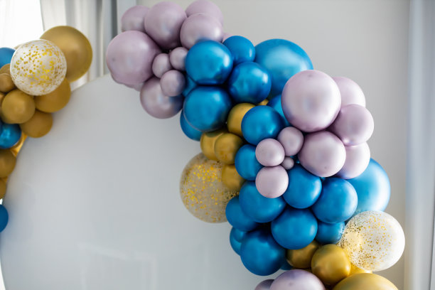 近距离装饰气球蓝色，金色的照片区为一个儿童节日图片下载