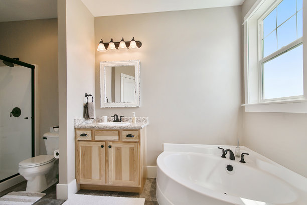 主卧中有椭圆形浴缸和天然木材梳妆台图片下载