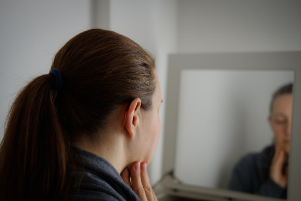 镜子里的悲伤女人图片下载