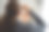 女人把睫毛膏涂在镜子上图片下载