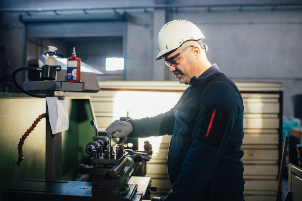 工人在一家金属制造公司的铣床上工作图片下载