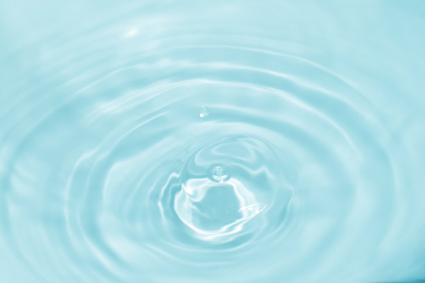 水滴落在水面上图片下载