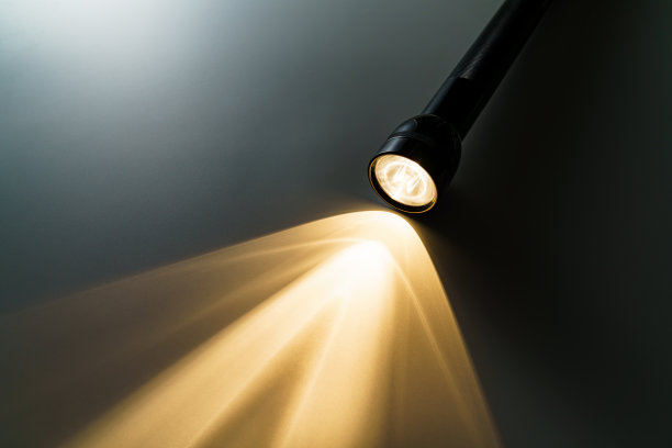 手电筒在黑暗背景下孤立(手电筒和黑暗中的一束光)图片下载