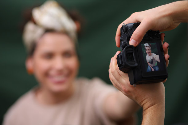 美丽的年轻白人妇女的肖像，宣传她的新衣服线，在拍摄工作室图片下载