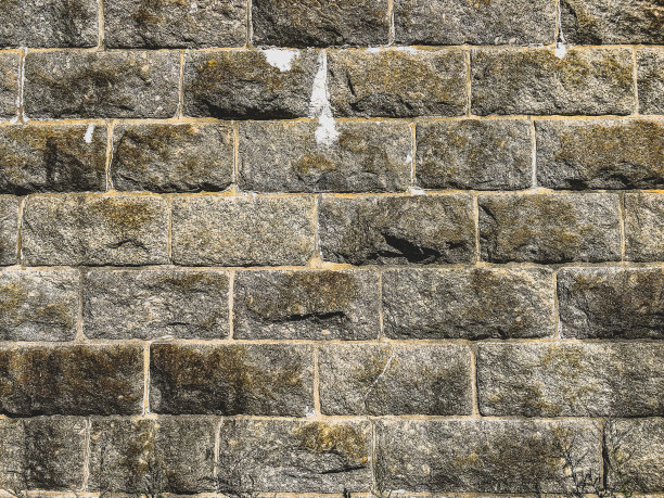 用鹅卵石砌成的墙，作为纹理或背景。图片下载