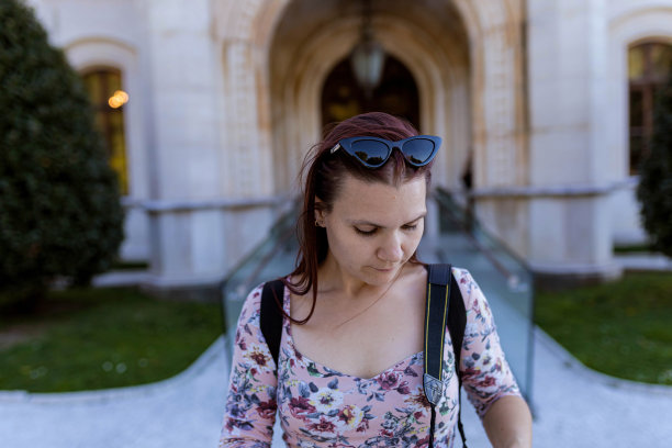 女性游客，享受她的冒险图片下载