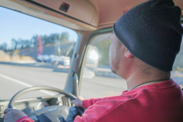 一个大司机在高速公路上驾驶的后视图图片下载