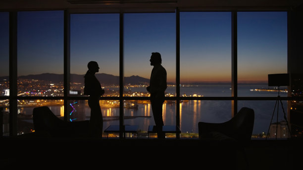 公司业务经理晚上在办公室图片下载