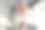 在家里的厨房里，一台咖啡机在无底过滤器里煮浓咖啡。美丽的奶油倒入透明的双层玻璃。图片下载