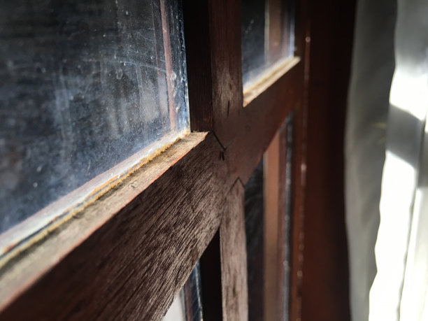 背景图片阳光透过窗户和木制沙发图片下载