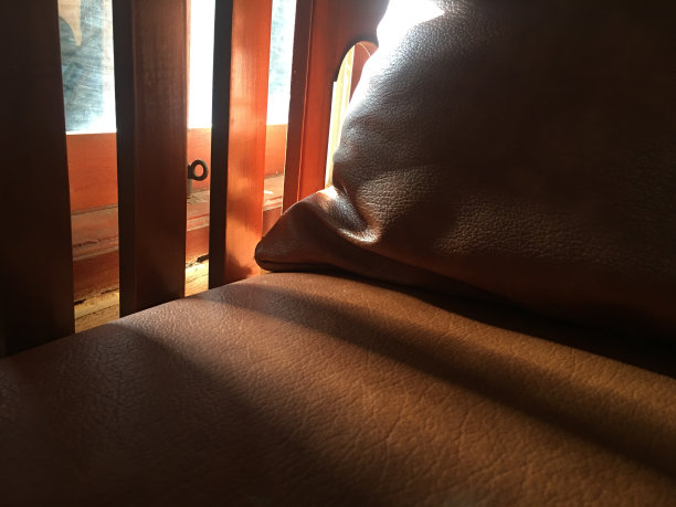 背景图片阳光透过窗户和木制沙发图片下载