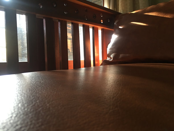 背景图片阳光透过窗户和木制沙发图片下载