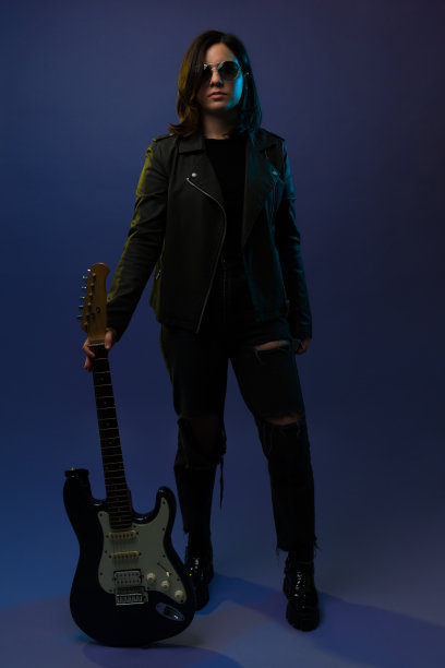 才华横溢的音乐家看着镜头图片下载