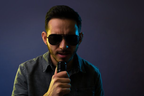 有才华有魅力的摇滚歌手图片下载