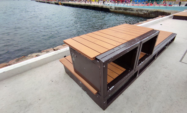 城市公园里的木椅图片下载