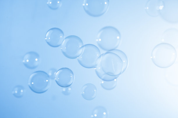美丽透明的蓝色肥皂泡纹理背景。图片下载