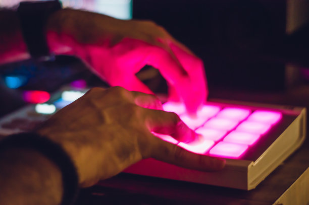 模糊图像的手使用MIDI控制器图片下载