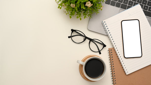 现代办公桌面工作区与办公配件和拷贝空间图片下载