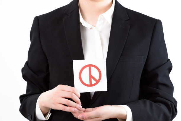 穿着西装，拿着选票的韩国女性。图片下载