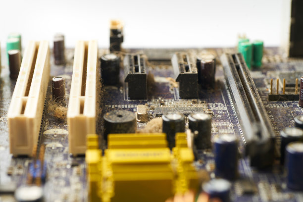 旧电脑系统，里面有蜘蛛网和灰尘。图片下载