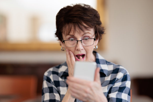 女人看着自己的手机，一脸震惊图片下载