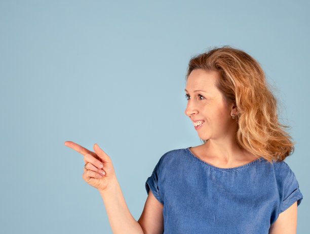 指着旁边的女人图片下载