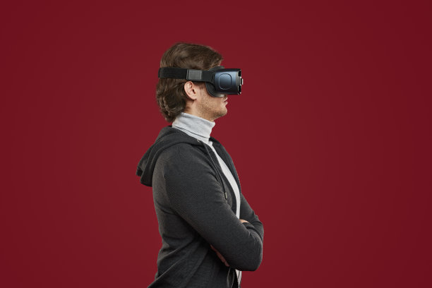 严肃的人用VR耳机探索网络空间图片下载