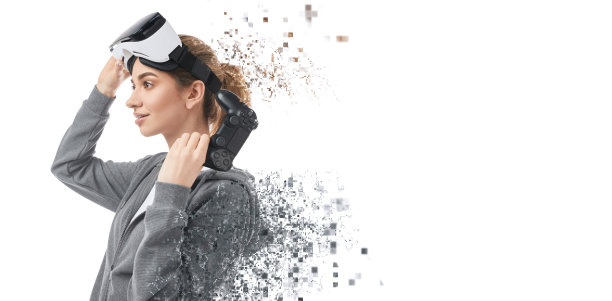 戴着VR头盔和手柄的女人沉浸在虚拟现实中图片下载