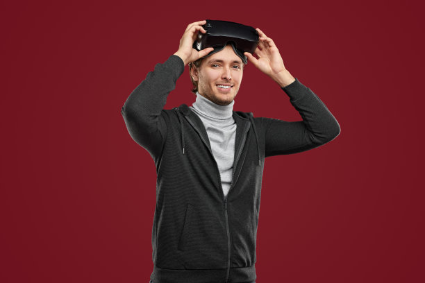 戴着VR头盔微笑的男子看着镜头图片下载